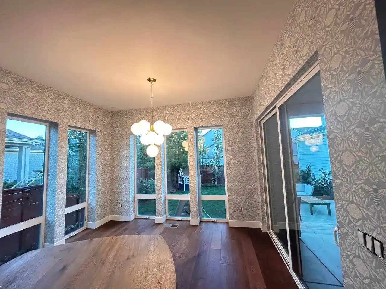 Detailed wallpaper alignment during installation