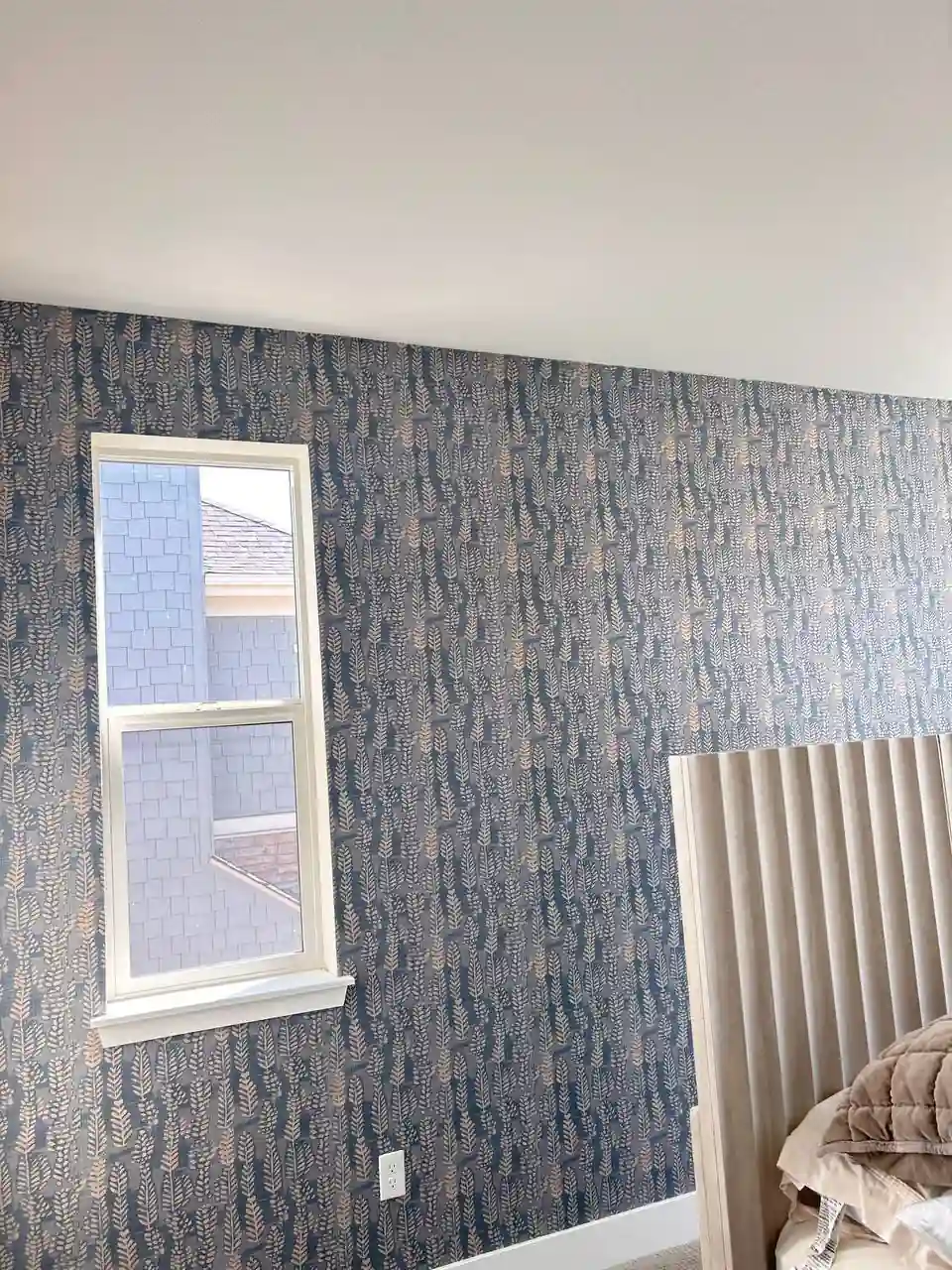 Wallpaper installation with clean seam work
