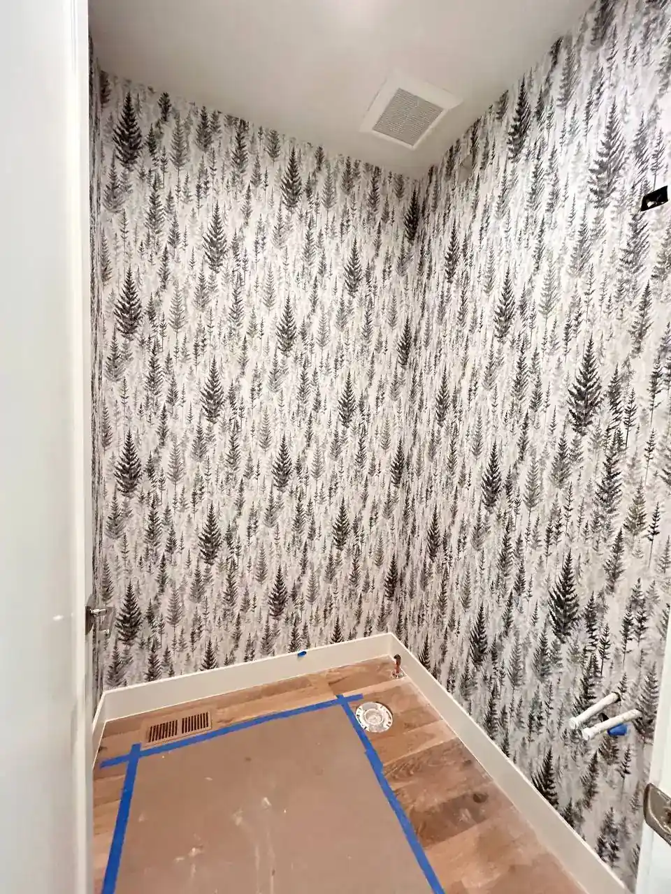 Final result of professional wallpaper installation